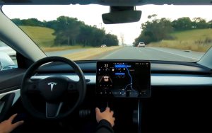 Cette nouvelle fonction des Tesla surveille les conducteurs distraits pour prendre le volant à leur place