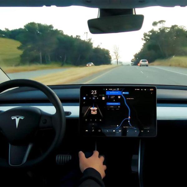 Cette nouvelle fonction des Tesla surveille les conducteurs distraits pour prendre le volant à leur place