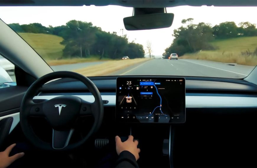 Cette nouvelle fonction des Tesla surveille les conducteurs distraits pour prendre le volant à leur place