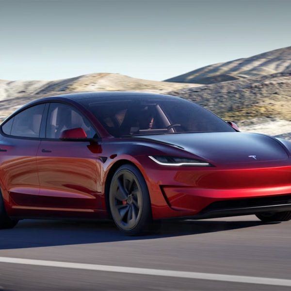 Une Tesla pile sur l’autoroute et tue son conducteur, le constructeur a la réponse mais ne la donnera pas