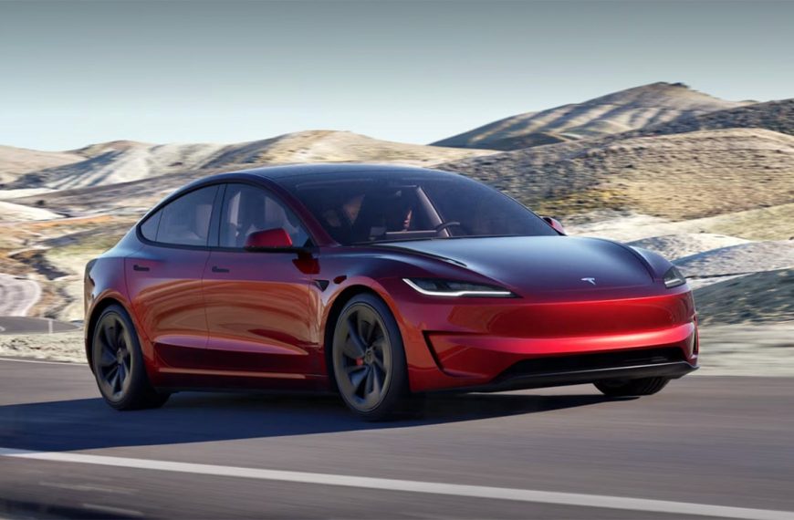 Une Tesla pile sur l’autoroute et tue son conducteur, le constructeur a la réponse mais ne la donnera pas