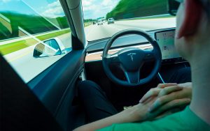 Six semaines après l’avoir refusée, la France ouvre ses routes à la conduite autonome de Tesla
