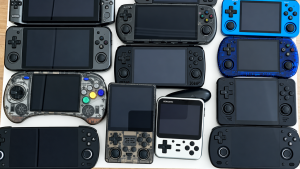 En 25 ans, ce joueur a acheté 100 consoles portables. Aujourd'hui, il fait le tri pour n'en garder que 10