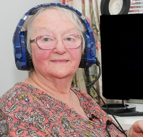 À 78 ans, cette grand-mère écossaise devient officiellement la plus vieille streameuse Fortnite au monde