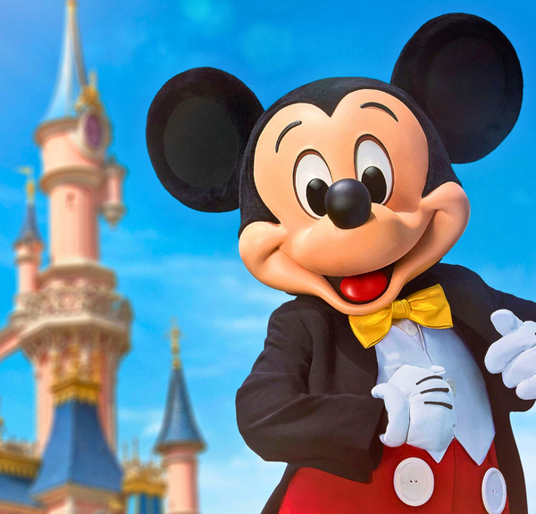 À 71 ans, cet acteur célèbre dépense sa fortune pour inviter 1000 enfants orphelins à Disneyland