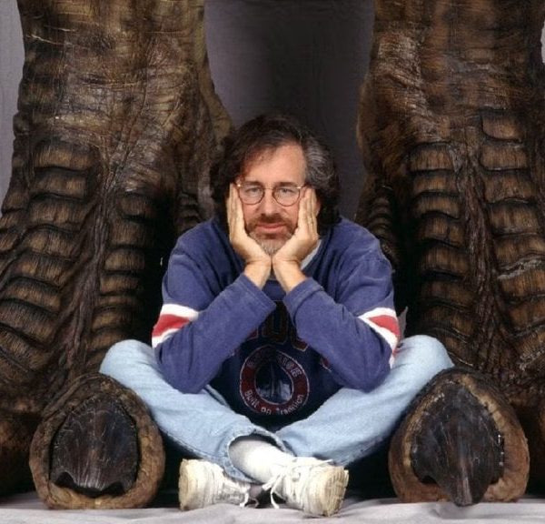 Steven Spielberg est un maître de la communication : le premier trailer de Jurassic Park ne montrait aucune image du film, mais il a cartonné…