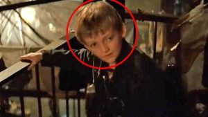 Aviez-vous remarqué ce petit garçon dans « Batman Begins » ? Plus tard, il a incarné le personnage le plus détesté de l’histoire des séries !