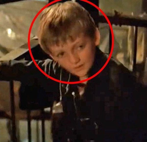 Aviez-vous remarqué ce petit garçon dans « Batman Begins » ? Plus tard, il a incarné le personnage le plus détesté de l’histoire des séries !