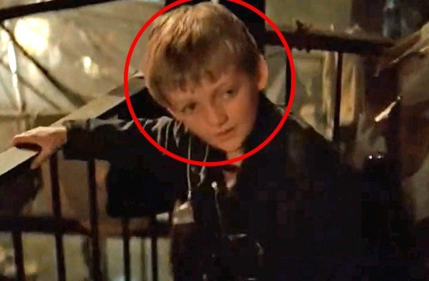 Aviez-vous remarqué ce petit garçon dans « Batman Begins » ? Plus tard, il a incarné le personnage le plus détesté de l’histoire des séries !