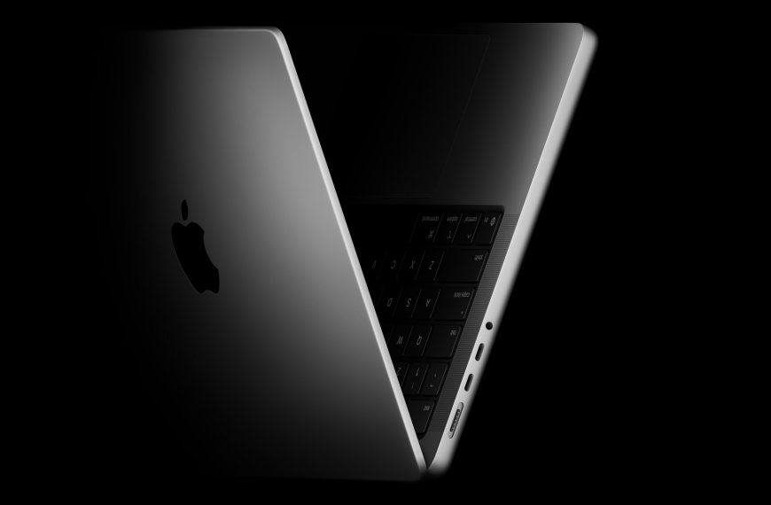 Le premier MacBook Pro avec écran OLED arrive dans quelques jours, mais Apple nous réserverait une mauvaise surprise