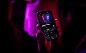 Deezer : marre des musiques générées par IA ? Vous pourrez bientôt les exclure totalement de votre expérience d’écoute