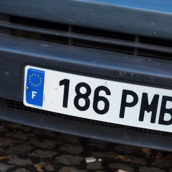 Les données de 905 000 plaques d’immatriculation françaises ont fuité, gare aux arnaques aux fausses amendes et aux assurances