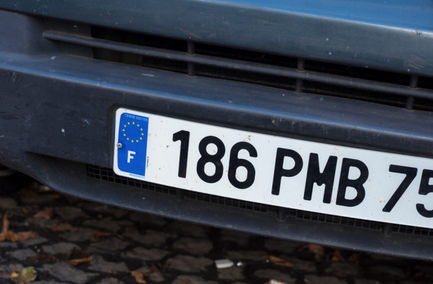 Les données de 905 000 plaques d’immatriculation françaises ont fuité, gare aux arnaques aux fausses amendes et aux assurances