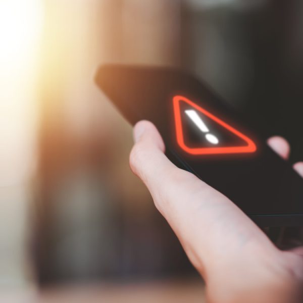 Ce « SMS de la Mort » peut faire planter votre smartphone en boucle, et il est invisible