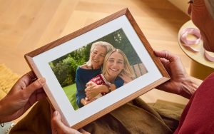 L’IA d’Amazon choisit désormais quelles photos de famille méritent d’être exposées dans son nouveau cadre connecté