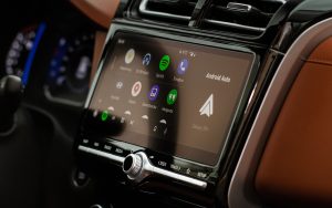 Appeler un contact en voiture va devenir moins pénible sur Android Auto grâce à cette nouvelle fonction