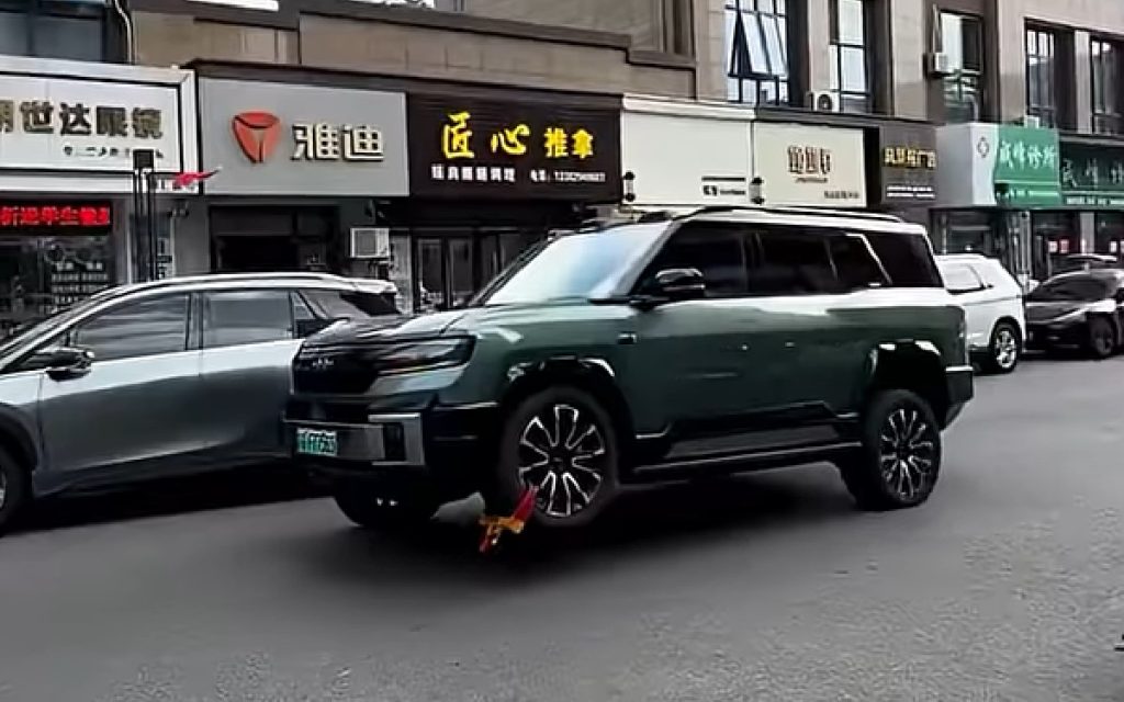 Ce conducteur chinois a trouvé l’astuce parfaite pour se débarrasser d’un sabot de stationnement