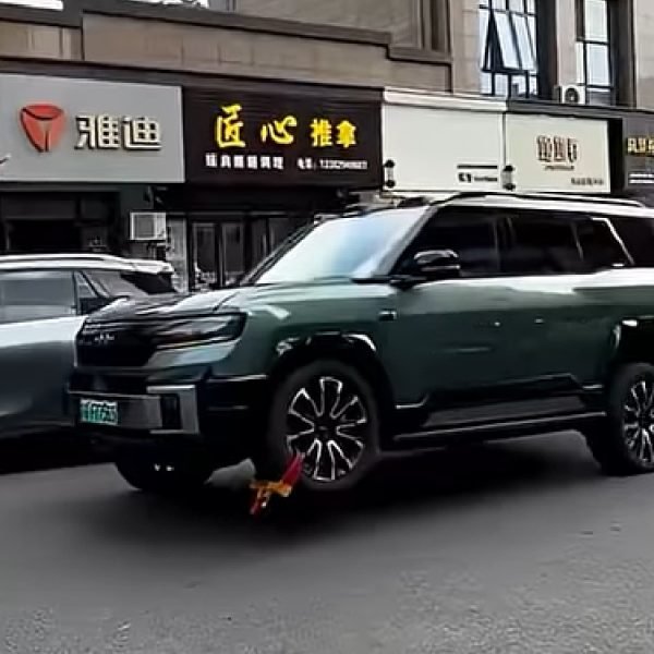 Ce conducteur chinois a trouvé l’astuce parfaite pour se débarrasser d’un sabot de stationnement