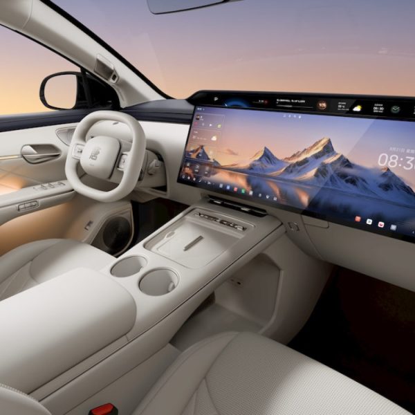 BYD transforme l’habitacle de son nouveau SUV électrique en salon à deux écrans