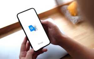Google Traduction va faire disparaître ces mots agaçants grâce à l’IA, voici comment