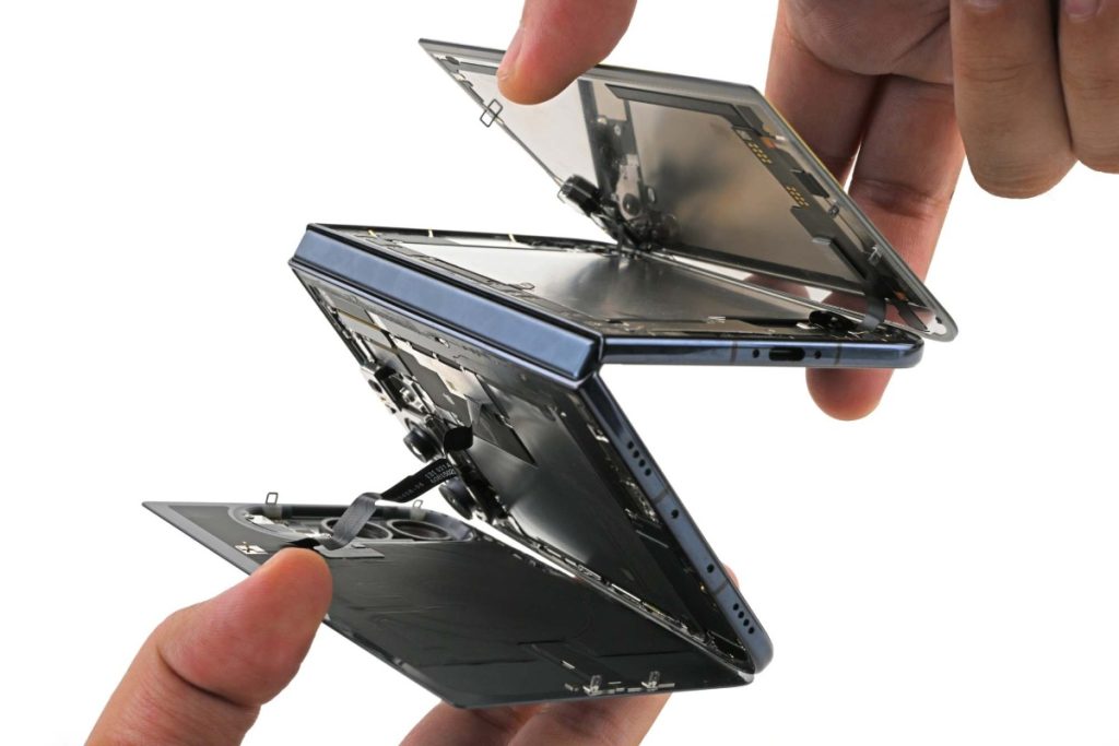 iPhone Duo : iFixit explique pourquoi l’écran du smartphone pliant le plus réparable se fissure déjà