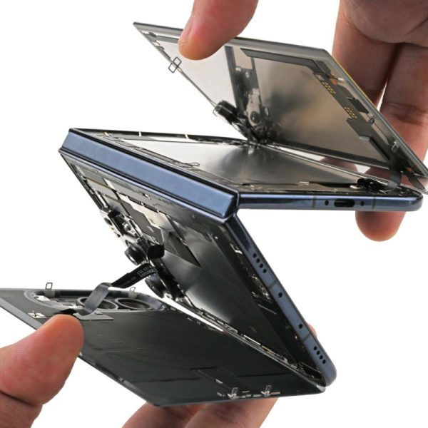 iPhone Duo : iFixit explique pourquoi l’écran du smartphone pliant le plus réparable se fissure déjà