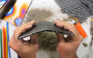 L’iPhone Duo se fait massacrer dans ce test de durabilité à coup de cutter et cotte de mailles