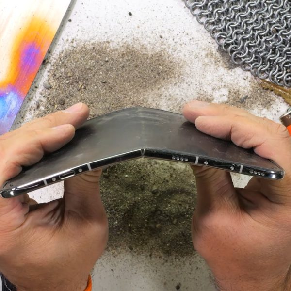 L’iPhone Duo se fait massacrer dans ce test de durabilité à coup de cutter et cotte de mailles