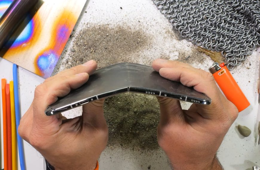 L’iPhone Duo se fait massacrer dans ce test de durabilité à coup de cutter et cotte de mailles