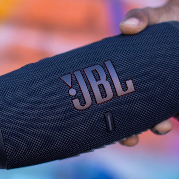 JBL Charge 5 : -50% sur cette puissante enceinte nomade pour l’avant-première Black Friday chez Boulanger