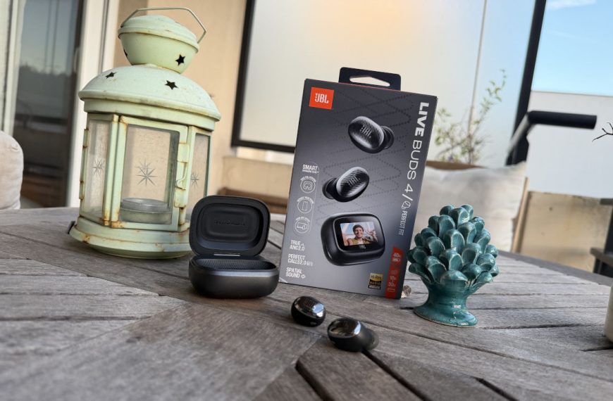 Test JBL Live Buds 4 : des écouteurs boutons discrets et complets