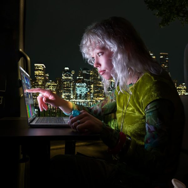 Il est enfin là : Apple dévoile son tout premier MacBook Pro OLED, et oui, l’écran est tactile