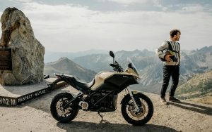 Cette moto électrique vient de pulvériser le record du monde d’autonomie en roulant toute la nuit