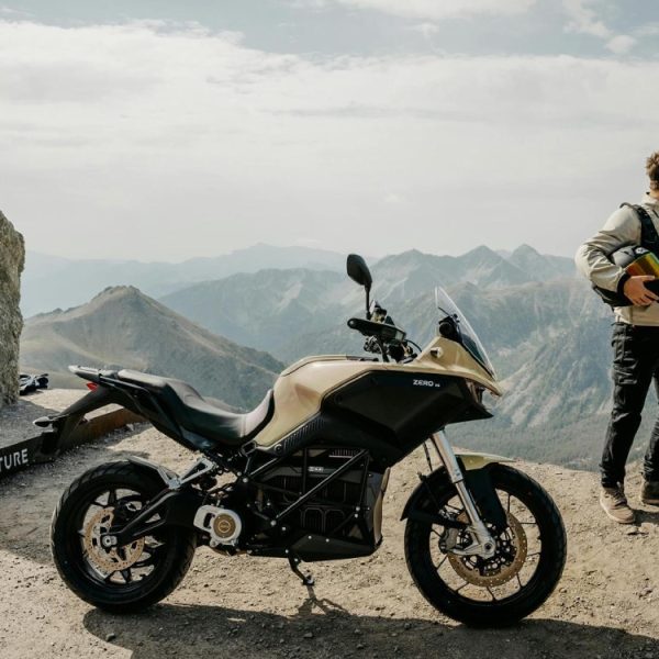 Cette moto électrique vient de pulvériser le record du monde d’autonomie en roulant toute la nuit