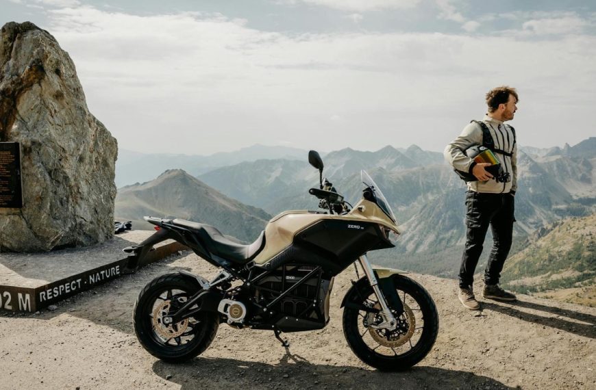 Cette moto électrique vient de pulvériser le record du monde d’autonomie en roulant toute la nuit