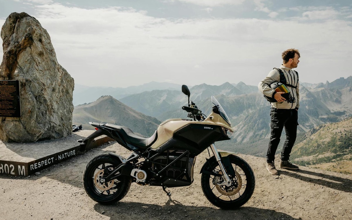 Cette moto électrique vient de pulvériser le record du monde d’autonomie en roulant toute la nuit