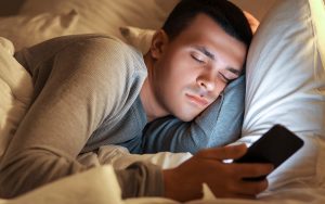 Cette étude montre l’impact du smartphone sur le sommeil et c’est une catastrophe