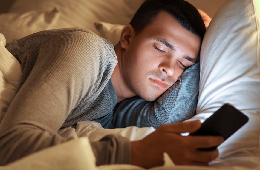 Cette étude montre l’impact du smartphone sur le sommeil et c’est une catastrophe