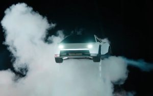 Après neuf ans d’attente, la Tesla Roadster décolle enfin, voici 5 usages (pas) réels de ses 10 propulseurs