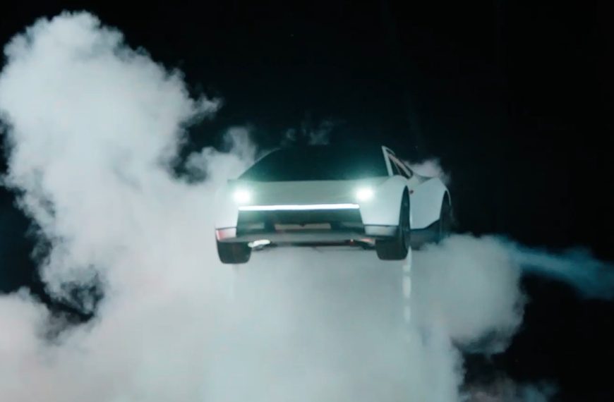 Après neuf ans d’attente, la Tesla Roadster décolle enfin, voici 5 usages (pas) réels de ses 10 propulseurs