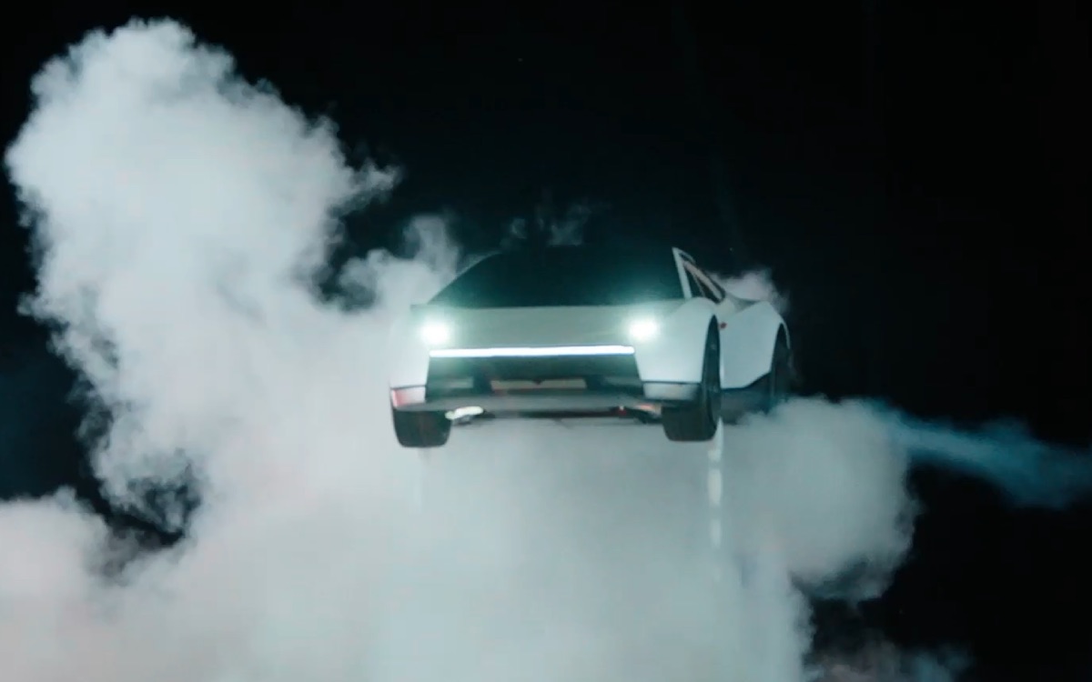 Après neuf ans d’attente, la Tesla Roadster décolle enfin, voici 5 usages (pas) réels de ses 10 propulseurs